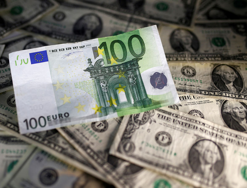 © Reuters. Imagen de archivo. Un billete de 100 euros junto a varios billetes de dólares estadounidenses. REUTERS/Dado Ruvic/Illustration