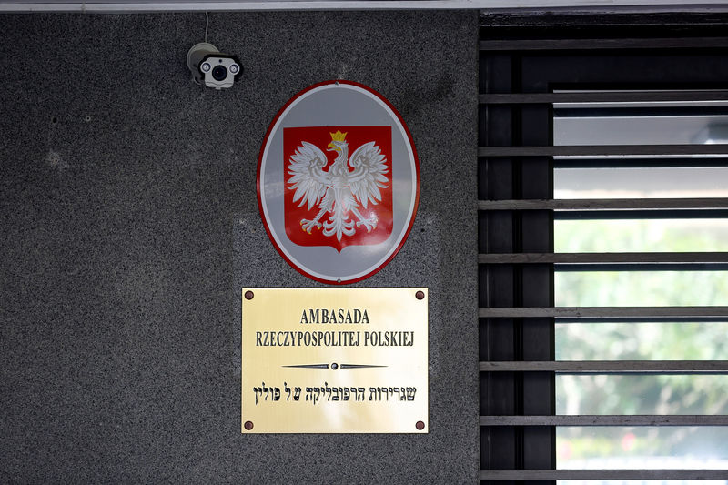 © Reuters. توجيه اتهامات لإسرائيلي بالاعتداء بعد أن بصق على السفير البولندي