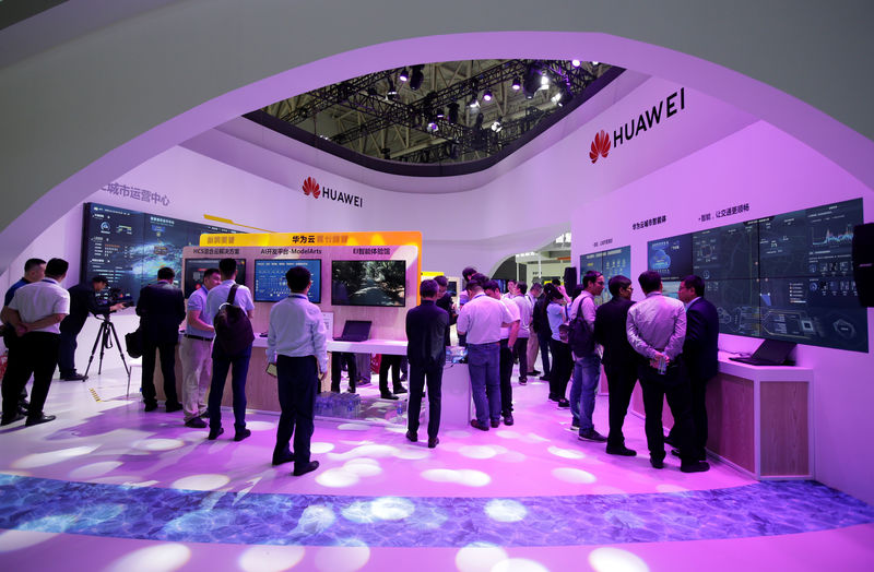 © Reuters. People visit Huawei's booth at an exhibition during the World Intelligence Congress in Tianjin
