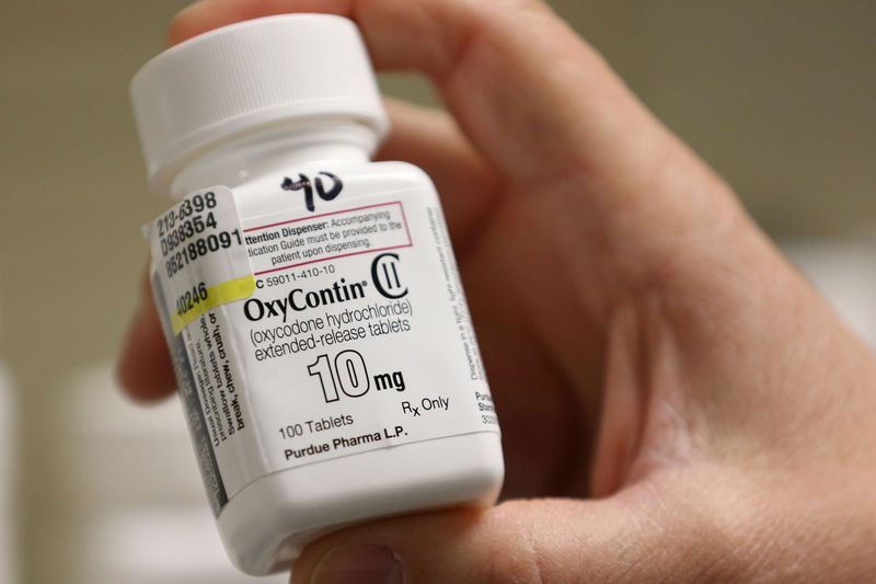 © Reuters. A pharmacist holds a bottle OxyContin made by Purdue Pharma at a pharmacy in Provo, Utah