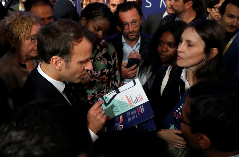 © Reuters. French President Emmanuel Macron visits the VivaTech fair in Paris