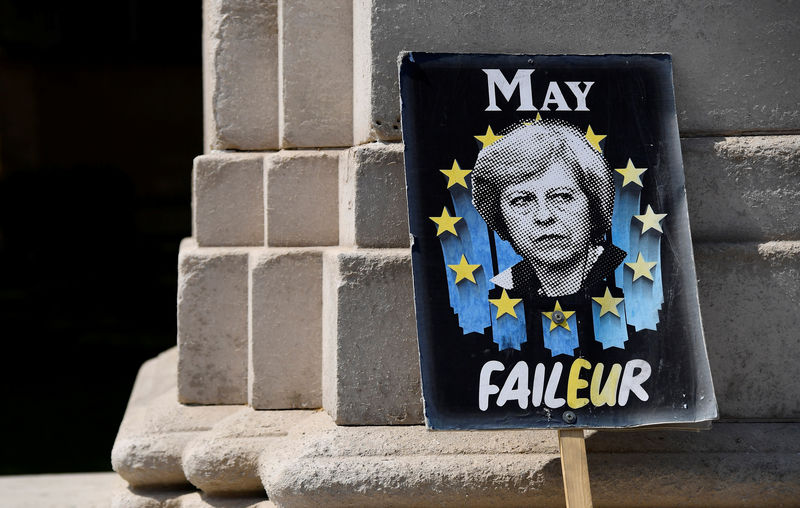 © Reuters. Una pancarta con una fotografía de Theresa May cerca de la sede Parlamento en Londres.