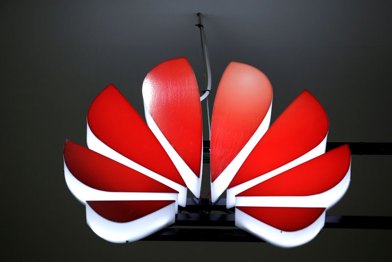 © Reuters. A Huawei logo is seen at an exhibition during the World Intelligence Congress in Tianjin