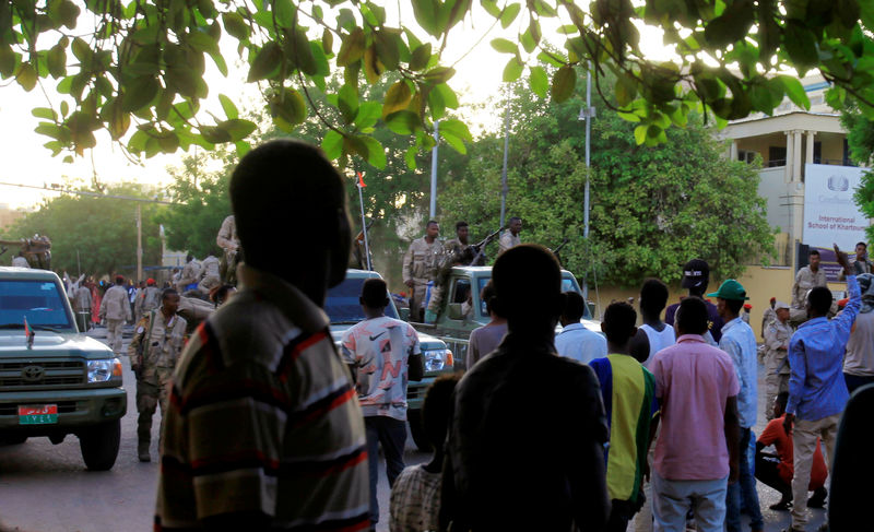 © Reuters. المعارضة السودانية تأسف لتعليق المجلس العسكري للمحادثات وسط تصاعد غضب المحتجين