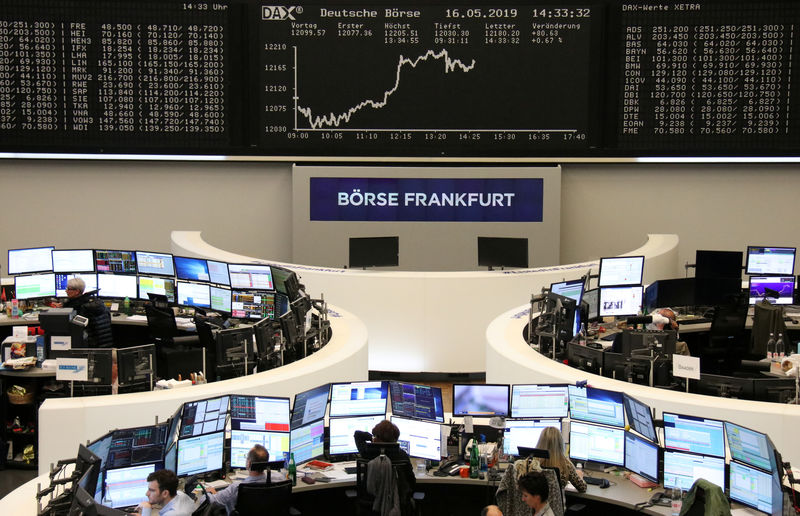 © Reuters. الأسهم الأوروبية تصعد بدعم من أنباء للشركات طغت على مخاوف التجارة