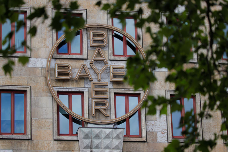 © Reuters. FILE PHOTO: Historic facade of Bayer AG headquarters of German pharmaceutical and chemical maker in Leverkusen