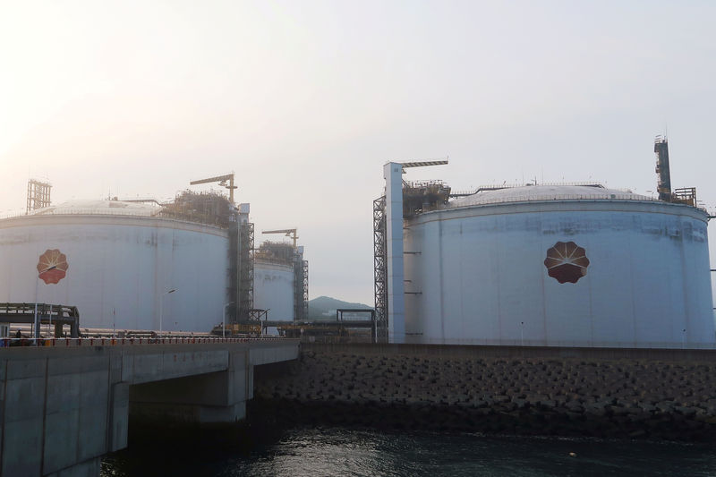 © Reuters. FILE PHOTO: Liquified natural gas (LNG) storage tanks are seen at PetroChina's receiving terminal in Dalian