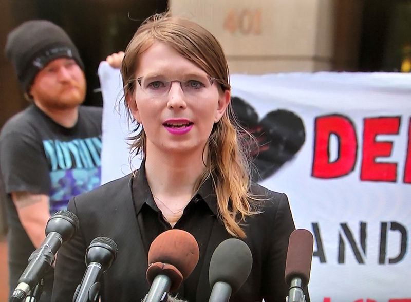 © Reuters. Chelsea Manning speaks to reporters outside the U.S. federal courthouse before appearing before a federal judge regarding a federal grand jury investigation of WikiLeaks in Alexandria