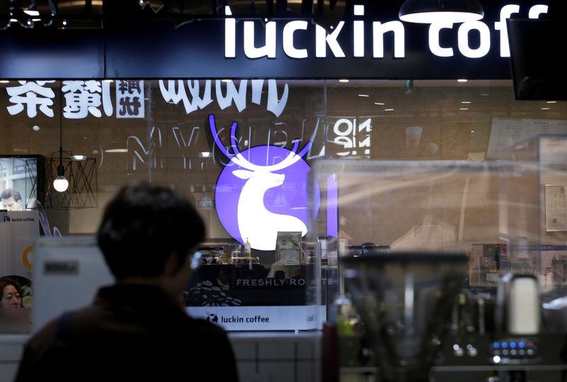 © Reuters. FILE PHOTO: The logo is seen at a Luckin Coffee store in Beijing