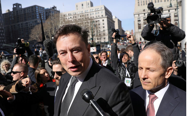 © Reuters. FILE PHOTO: Tesla CEO Elon Musk leaves Manhattan federal court after a hearing on his fraud settlement with the SEC in New York