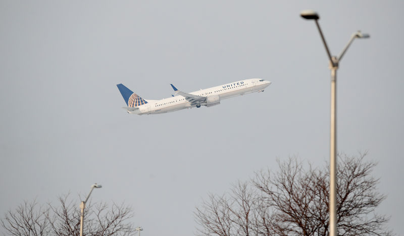 © Reuters. FILE PHOTO: A United Airlines Boeing 737 plane departs from O'Hare International Airport in Chicago