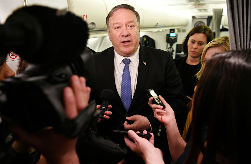 © Reuters. FILE PHOTO - U.S. Secretary of State Mike Pompeo speaks to reporters in flight after a previously unannounced trip to Baghdad