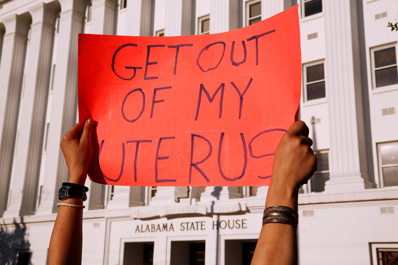 © Reuters. FILE PHOTO: Pro-choice supporters protest in front of the Alabama State House as Alabama state Senate votes on the strictest anti-abortion bill in the United States at the Alabama Legislature in Montgomery