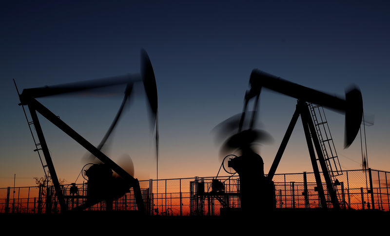 © Reuters. FILE PHOTO - Oil pumps are seen after sunset outside Vaudoy-en-Brie
