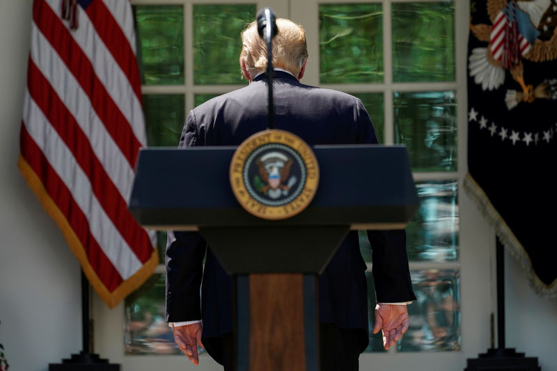 © Reuters. El presidente de Estados Unidos, Donald Trump, se retira del jardín de las rosas de la Casa Blanca tras anunciar su propuesta de reforma a la migración en la Casa Blanca de Washington.