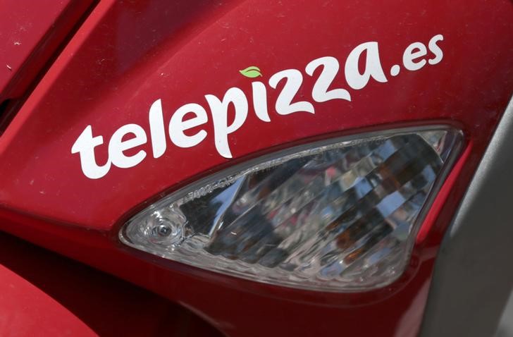 © Reuters. FOTO DE ARCHIVO: Logo de Telepizza en una moto frente a un restaurante de Telepizza en Madrid
