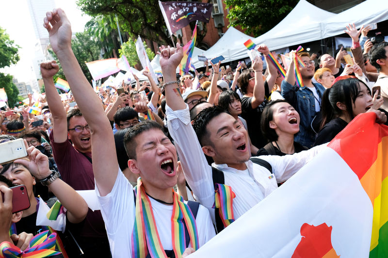© Reuters. Same-sex marriage supporters celebrate after Taiwan became the first place in Asia to legalize same-sex marriage, outside the Legislative Yuan in Taipei