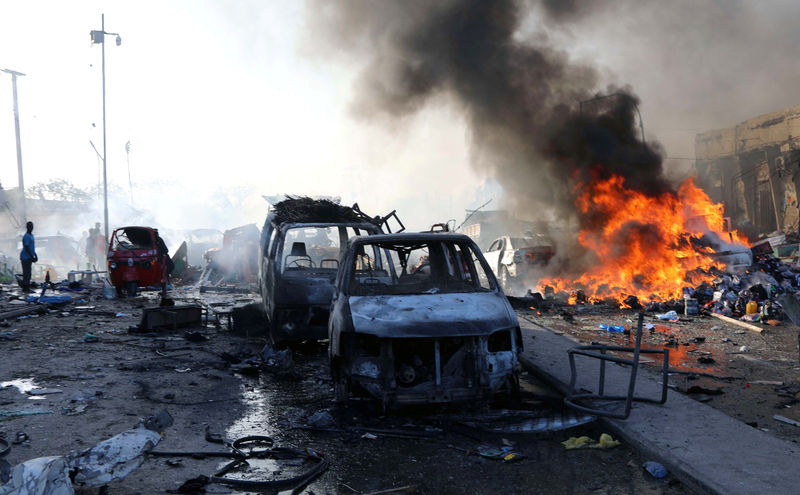 © Reuters. FILE PHOTO: Scene of explosion in the Hodan district of Mogadishu