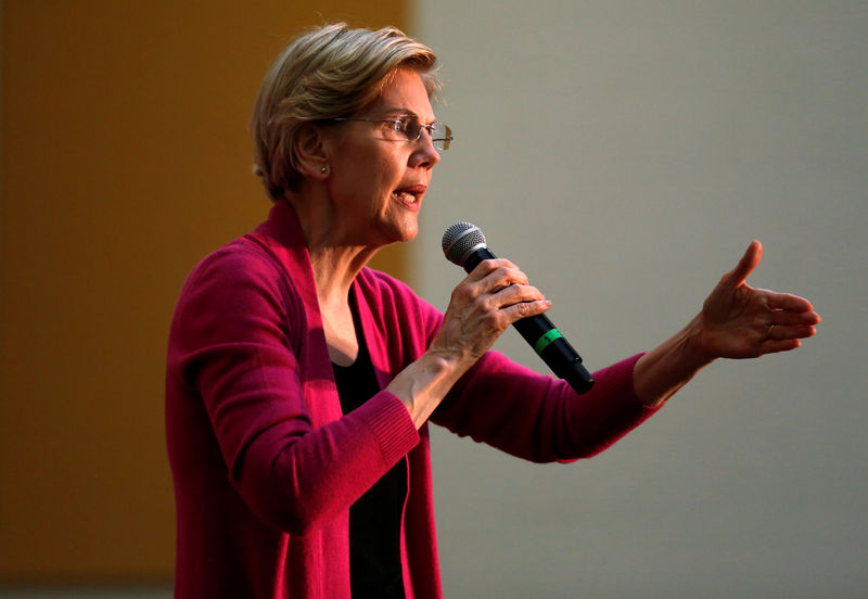 © Reuters. FILE PHOTO: Democratic 2020 U.S. presidential candidate and U.S. Senator Elizabeth Warren (D-MA) speaks during a townhall event in Columbus, Ohio