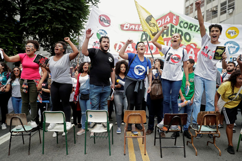 © Reuters. Professores e estudantes universitários protestam em São Paulo contra congelamento de recursos para educação