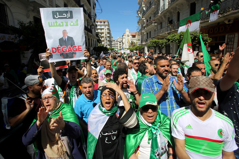 © Reuters. الانتخابات الرئاسية في الجزائر قد تؤجل والاحتجاجات مستمرة