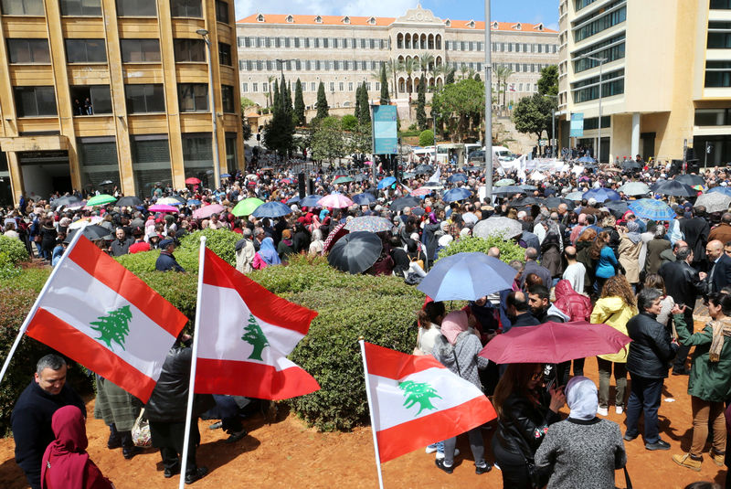 © Reuters. اتحاد عمالي في لبنان يحذر من إضرابات واسعة في مواجهة تخفيضات الميزانية