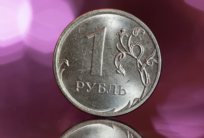 © Reuters. A view shows a Russian one rouble coin in this picture illustration