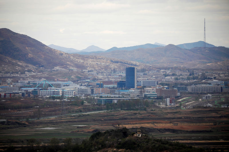 © Reuters. سول تسمح لرجال أعمال بزيارة مجمع صناعي في كوريا الشمالية