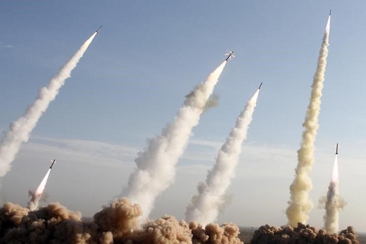 © Reuters. La guardia revolucionaria lanza misiles en el desierto cerca de Qom al sureste de Teherán.