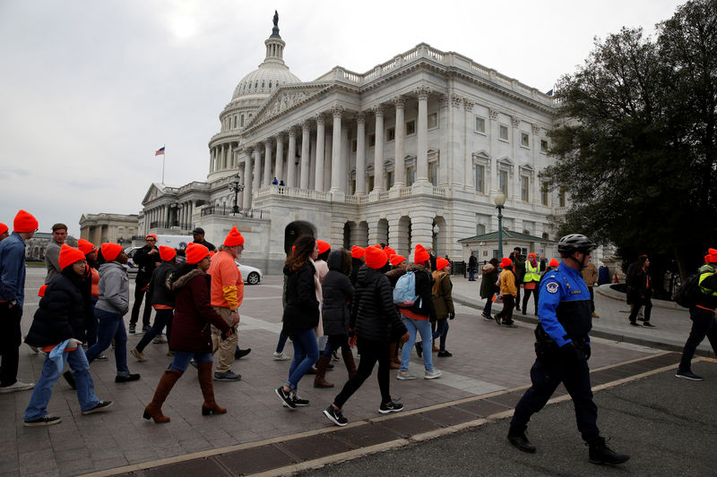 © Reuters. Protesters who call for an immigration bill addressing the so-called Dreamers, young adults who were brought to the United States as children, rally on Capitol Hill in Washington