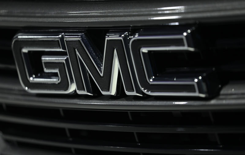 © Reuters. FILE PHOTO: The GMC logo is seen at the North American International Auto Show in Detroit, Michigan