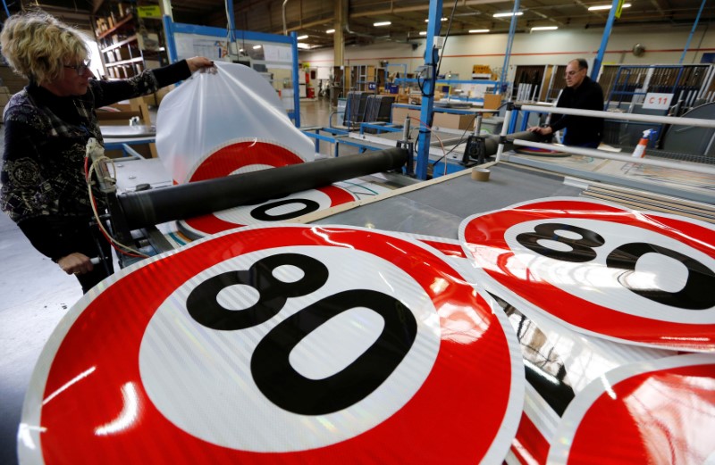 © Reuters. LES DÉPUTÉS ASSOUPLISSENT L'IMPOPULAIRE LIMITATION À 80 KM/H