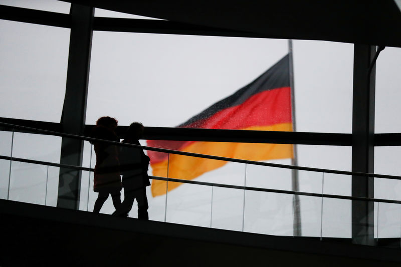 © Reuters. FILE PHOTO: Visitors walk inside the glass dome of the Reichstag building
