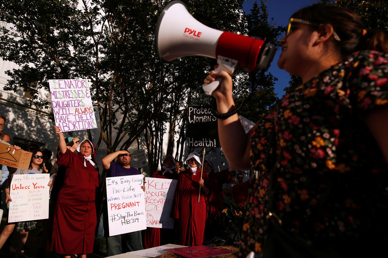 © Reuters. FILE PHOTO - Pro-choice supporters protest in front of the Alabama State House as Alabama state Senate votes on the strictest anti-abortion bill in the United States at the Alabama Legislature in Montgomery