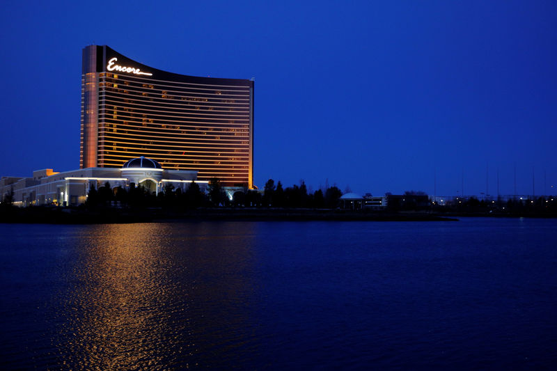 © Reuters. FILE PHOTO: The Encore Boston Harbor, built by Wynn Resorts, stands beside the Mystic River in Everett