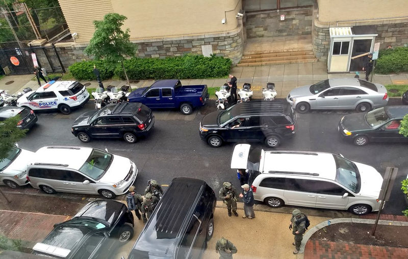 © Reuters. Polícia do lado de fora da embaixada da Venezuela em Washington