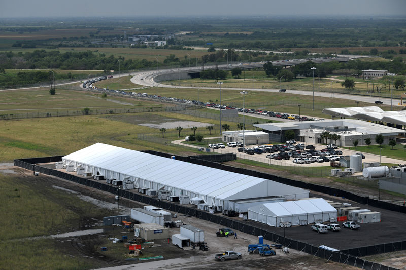 © Reuters. FILE PHOTO - U.S. Customs and Border Protection (CBP) temporary facilities for housing migrants are seen in Donna