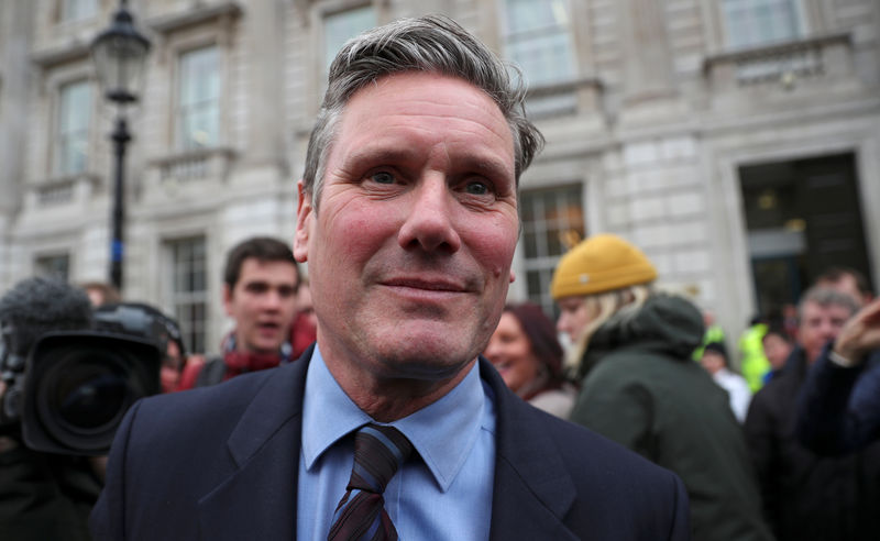 © Reuters. FILE PHOTO: Labour Party's Shadow Secretary of State for Departing the European Union Keir Starmer is seen outside the Cabinet Office, as uncertainty over Brexit continues, in London