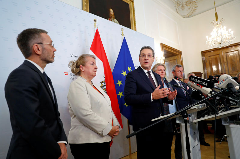 © Reuters. Austrian Vice Chancellor Heinz-Christian Strache addresses the media in Vienna