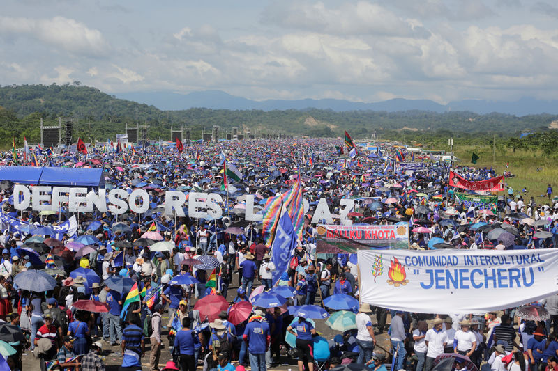 © Reuters. Partidarios del presidente Evo Morales asisten a un acto de campaña en Chimore, en la región del Chapare