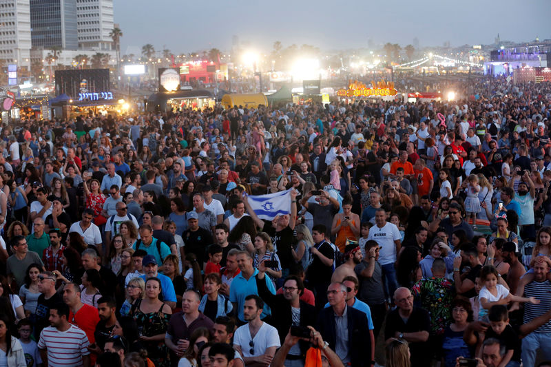 © Reuters. اسرائيليون يحتفلون وفلسطينيون يحتجون في الحفل الختامي لمسابقة يوروفيجن