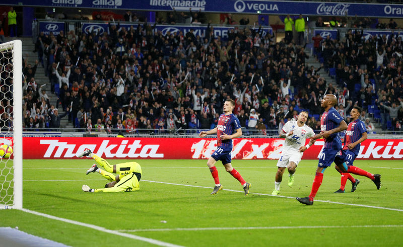 © Reuters. ليون يضمن التأهل لدوري الأبطال وسانت إيتيين يتجه للدوري الأوروبي