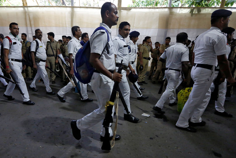 © Reuters. تشديد إجراءات الأمن مع تصويت الناخبين في الهند في المرحلة الأخيرة من الانتخابات العامة