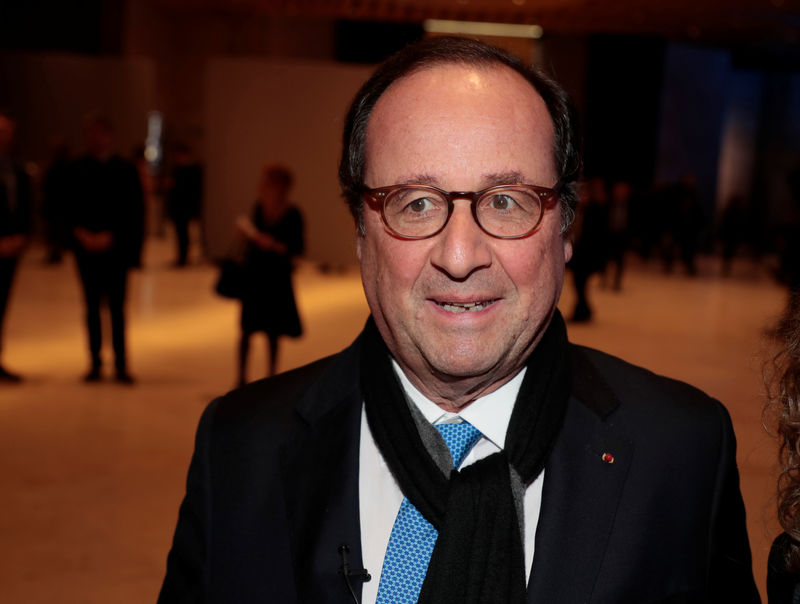 © Reuters. HOLLANDE ANNONCE QU'IL VOTERA POUR PS-PLACE PUBLIQUE