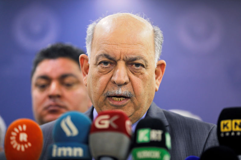 © Reuters. FILE PHOTO: Iraqi Oil Minister Thamer Ghadhban speaks to the media at the ministry's headquarters in Baghdad