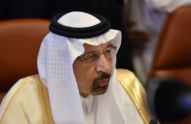 © Reuters. Saudi Arabian Energy Minister Khalid al-Falih speaks to the media before the OPEC 14th Meeting of the Joint Ministerial Monitoring Committee in Jeddah