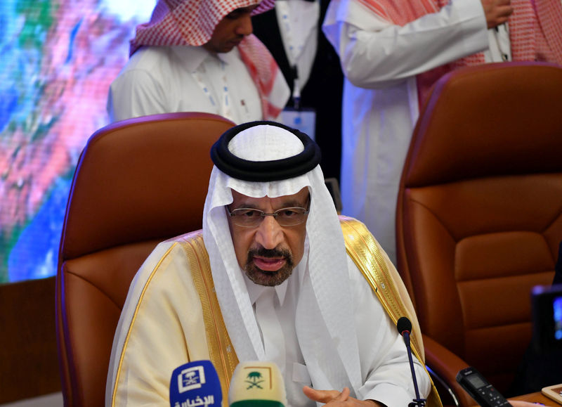 © Reuters. Saudi Arabian Energy Minister Khalid al-Falih speaks to the media before the OPEC 14th Meeting of the Joint Ministerial Monitoring Committee in Jeddah