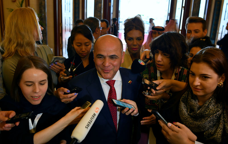 © Reuters. Venezuela's Oil Minister Manuel Quevedo speaks to the media before OPEC 14th Meeting of the Joint Ministerial Monitoring Committee in Jeddah