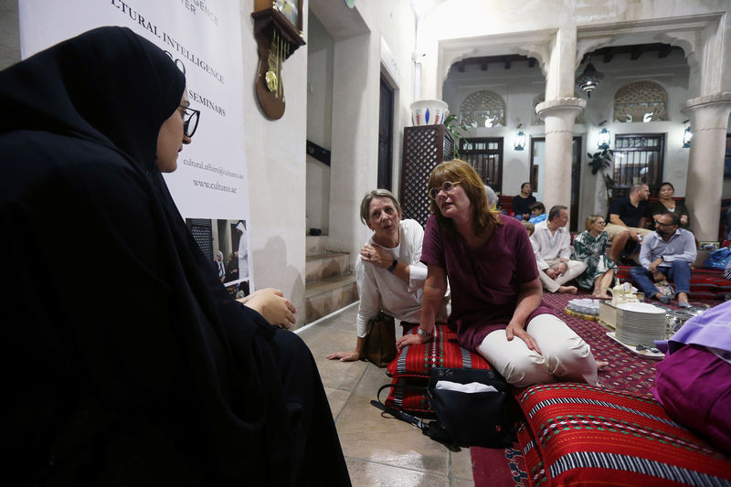 © Reuters. فرصة نادرة للأجانب لتذوق الثقافة الإماراتية خلال رمضان