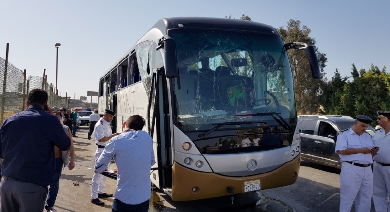 © Reuters. Autobús turístico dañado por una explosión cerca de las pirámides de Giza, Egipto.